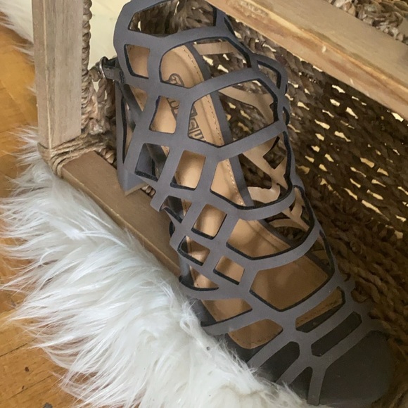 Brash straps block, Heels sandal - Picture 2 of 11